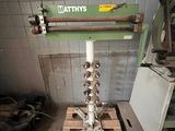 une machine posée sur une palette dans une pièce
