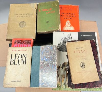 de nombreux livres rangés dans un carton posé sur une table