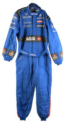 combinaison de course bleue avec des bordures noires et rouges sur fond blanc