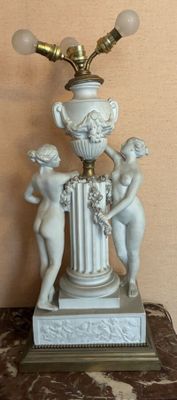une statue posée sur une table