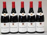 six bouteilles de vin rouge sont alignées