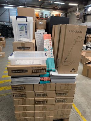 de nombreuses caisses de matériel électronique dans un entrepôt