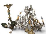 un grand nombre d'objets différents posés sur une table
