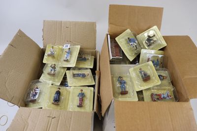 deux cartons remplis de jouets de toutes sortes