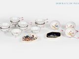 de nombreux bols et tasses posés sur une table