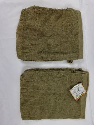 deux morceaux de tissu vert munis d'étiquettes, posés sur une surface blanche