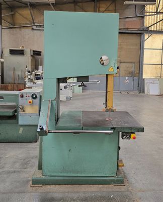 a picture of a machine that is sitting in a warehouse