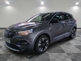 Le SUV gris est garé sur un sol en carrelage à damier.