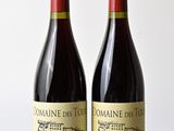 deux bouteilles de vin posées l'une à côté de l'autre sur une table en bois