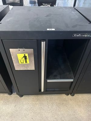 une table noire sur laquelle est collé un autocollant jaune