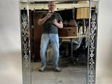 un miroir à double face dans lequel un homme se prend en photo