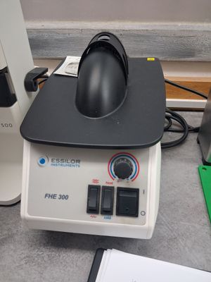 une souris d'ordinateur posée sur un ordinateur