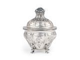 une boîte ancienne plaquée argent avec un couvercle, sur fond blanc