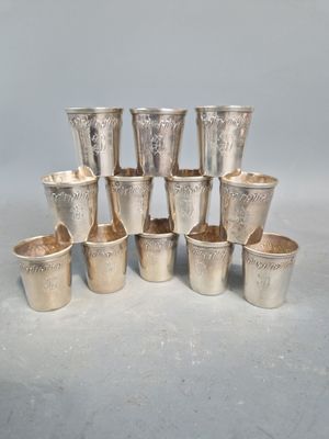 Plusieurs coupes en argent sont disposées en pyramide sur une table
