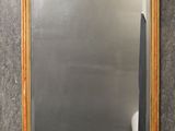 un miroir accroché au mur d'une pièce