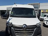 une camionnette blanche garée dans un parking