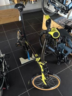 deux vélos garés dans une pièce