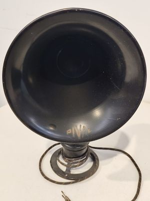 une lampe noire posée sur une table blanche