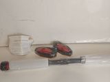 une baignoire blanche avec une poignée rouge et une brosse à dents noire et blanche