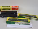 trois wagons en carton posés les uns à côté des autres sur une table