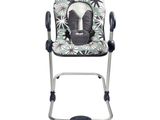 une image représentant une chaise haute équipée d'un siège pour bébé