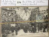 une vieille photo montrant une foule de gens marchant dans la rue
