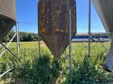 deux silos situés l'un à côté de l'autre au milieu d'un champ