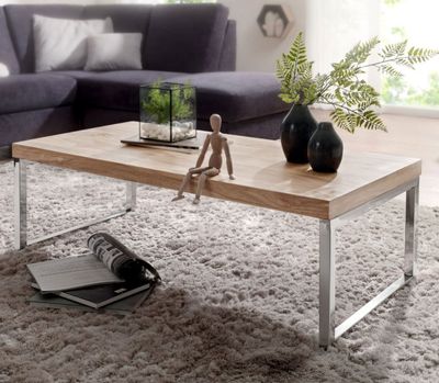 une table basse avec un plateau en bois dans un salon