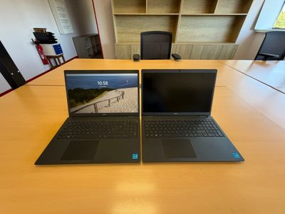 deux ordinateurs portables posés sur une table dans un bureau