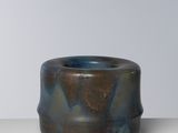 une photo d'un bol bleu posé sur une table blanche
