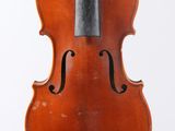 un vieux violon sur fond blanc
