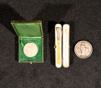 une petite boîte contenant une pièce et un stylo