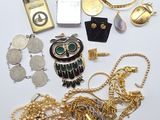 un assortiment de bijoux en or et en argent sur un fond blanc