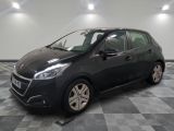 la photo d'une voiture noire garée dans un garage