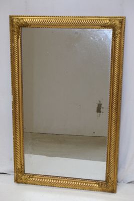 MIROIR rectangulaire en bois doré godronné.