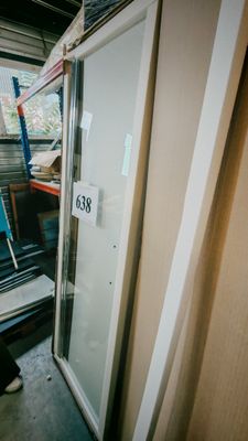 une porte blanche dans une pièce où se trouve une chaise bleue
