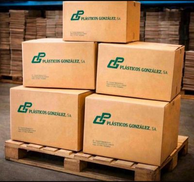 plusieurs cartons empilés les uns sur les autres sur une palette dans un entrepôt