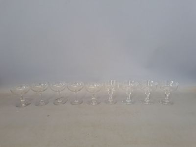 plusieurs verres à vin vides alignés sur une table