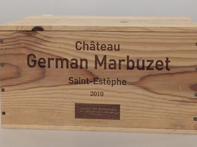 une caisse en bois sur laquelle est accrochée une pancarte indiquant « Château German Marbozet »