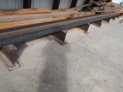 de nombreux morceaux de bois posés sur une table
