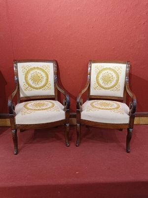 deux chaises recouvertes de tissu doré et blanc, recouvertes, recouvertes, recouvertes, recouvertes, recouvertes, recouvertes, recouvertes, recouvertes, recouvertes, recouvertes, recouvertes, recouvertes, recouvertes, recouvertes, recouvertes, recouvertes, recouvertes, recouvertes, recouvertes, recouvertes, recouvertes, recouvertes, recouvertes, recouvertes, recouvertes,