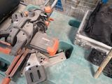 une photo d'un établi avec des outils dessus