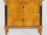 une commode en bois comportant deux tiroirs d'un côté et un tiroir de l'autre côté