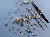 beaucoup de bijoux posés sur la table