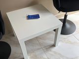 deux chaises et une table dans le coin d'une pièce