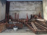 une photo d'un garage rempli de bric-à-brac