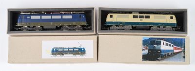 trois trains emballés, posés dans une boîte sur une surface blanche