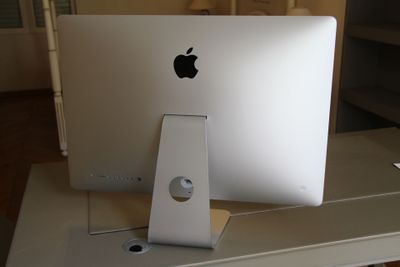 un ordinateur Apple posé sur un bureau