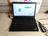 un ordinateur portable posé sur une table avec un chargeur
