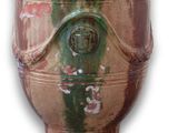 une image représentant un vase sur lequel figure un visage
